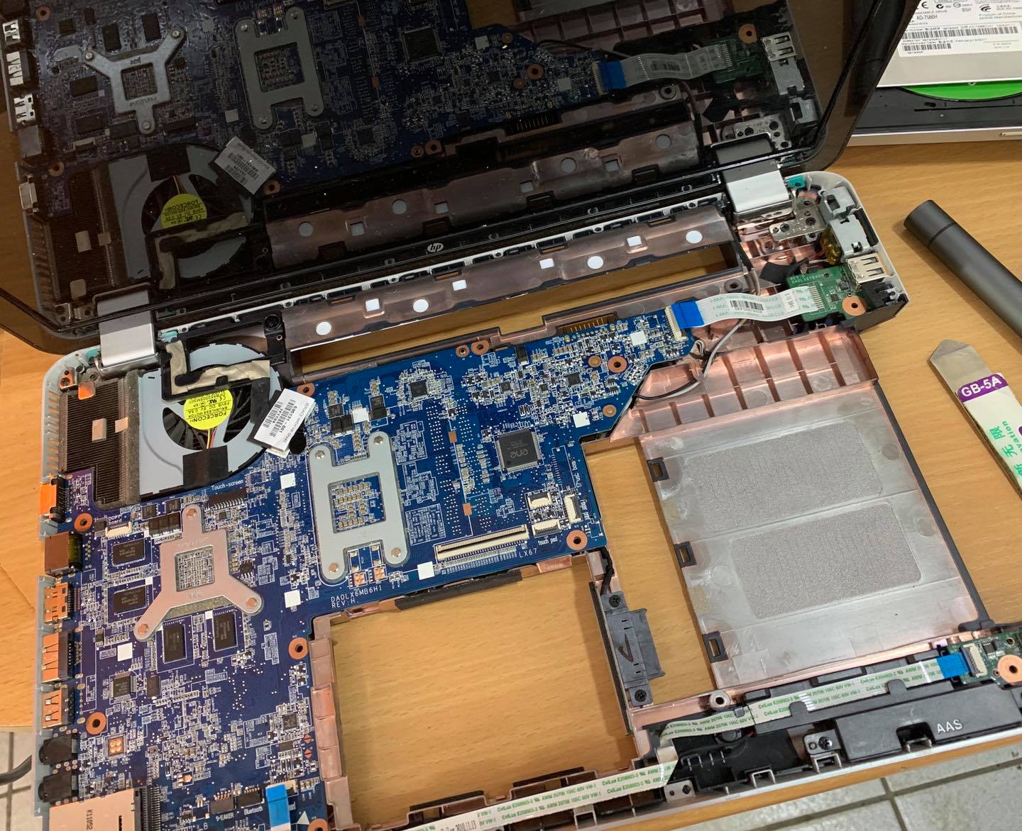 Le pc portable une fois démonté, et dont voici la carte mère