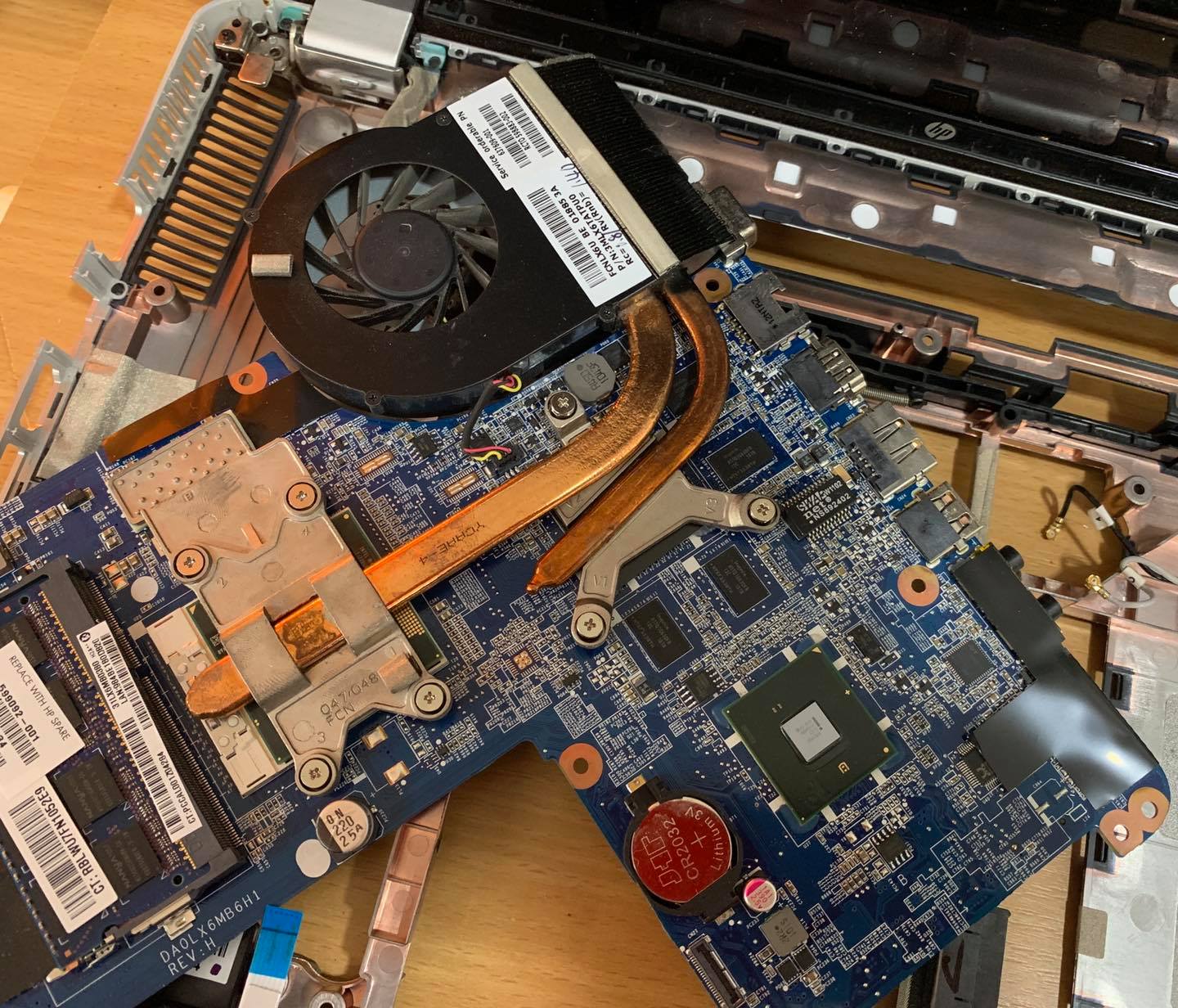 La carte mère est démontée pour changer la pâte thermique